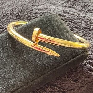 10kt Gold “Nail” Style Cuff Bangle Bracelet
Incredibly Stylish Incredibly Cool!